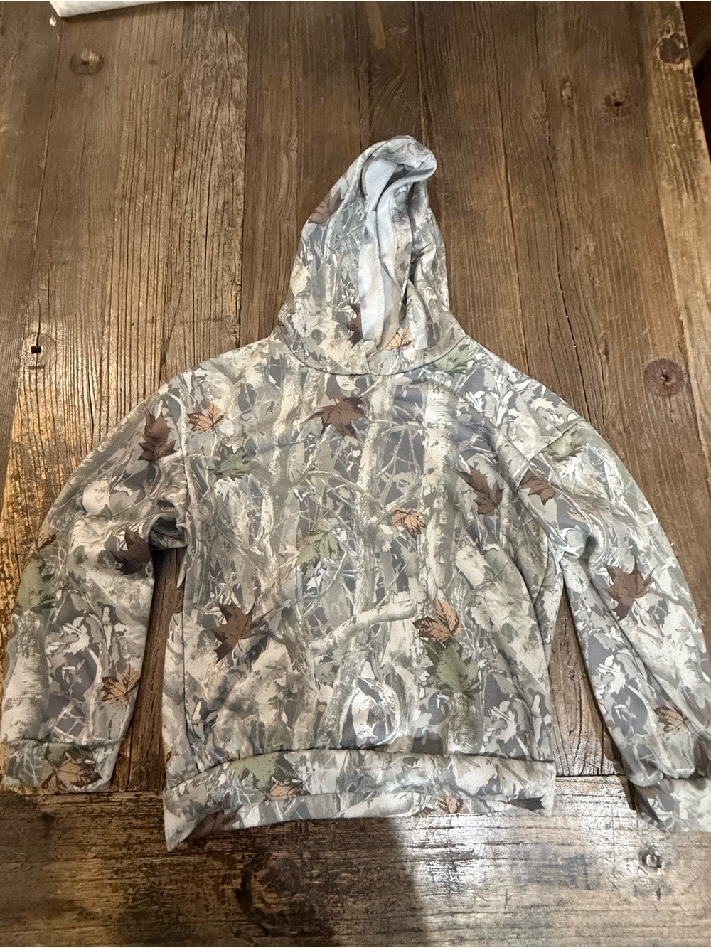 SHEIN Kids Camo Hooded Pullover in Gray and Green